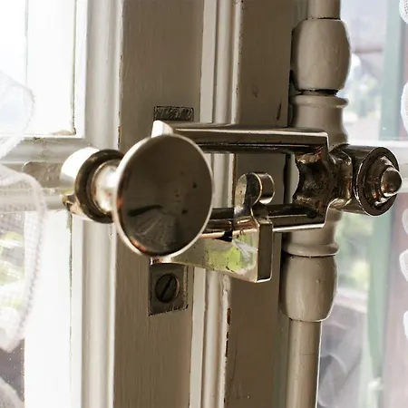 Amazing View With Balcony And Free Parking *