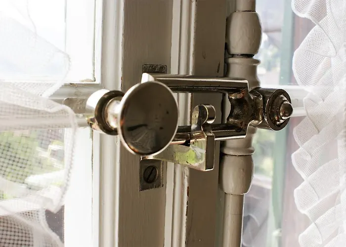 Amazing View With Balcony And Free Parking *