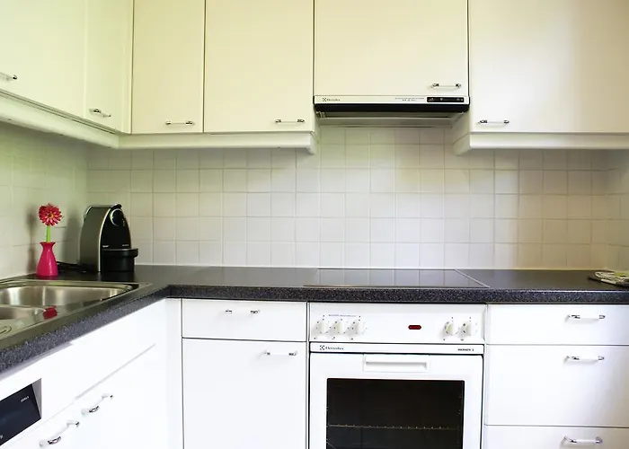 Amazing View With Balcony And Free Parking *